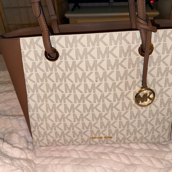 Michael Kors Medium Walsh Multifunction Tote in Vanilla - Picture 10 of 10